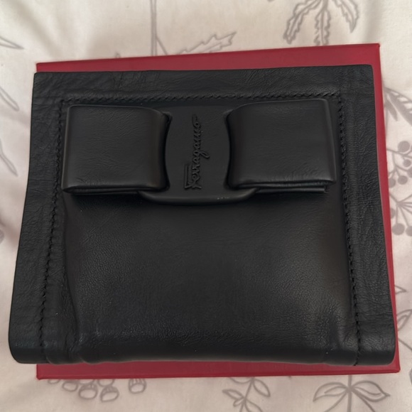 🌺New Addition ❤️‍🔥Ferragamo Like New Wallet w Box❤️‍🔥 - Picture 2 of 7